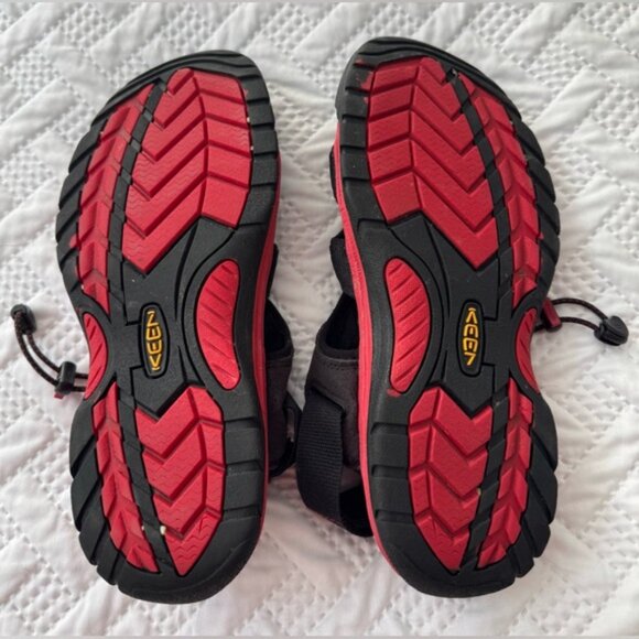Keen Black Red Closed Toe Waterproof Rugged Outdoorsy All Terrain Men 10 Sandals - Picture 4 of 13